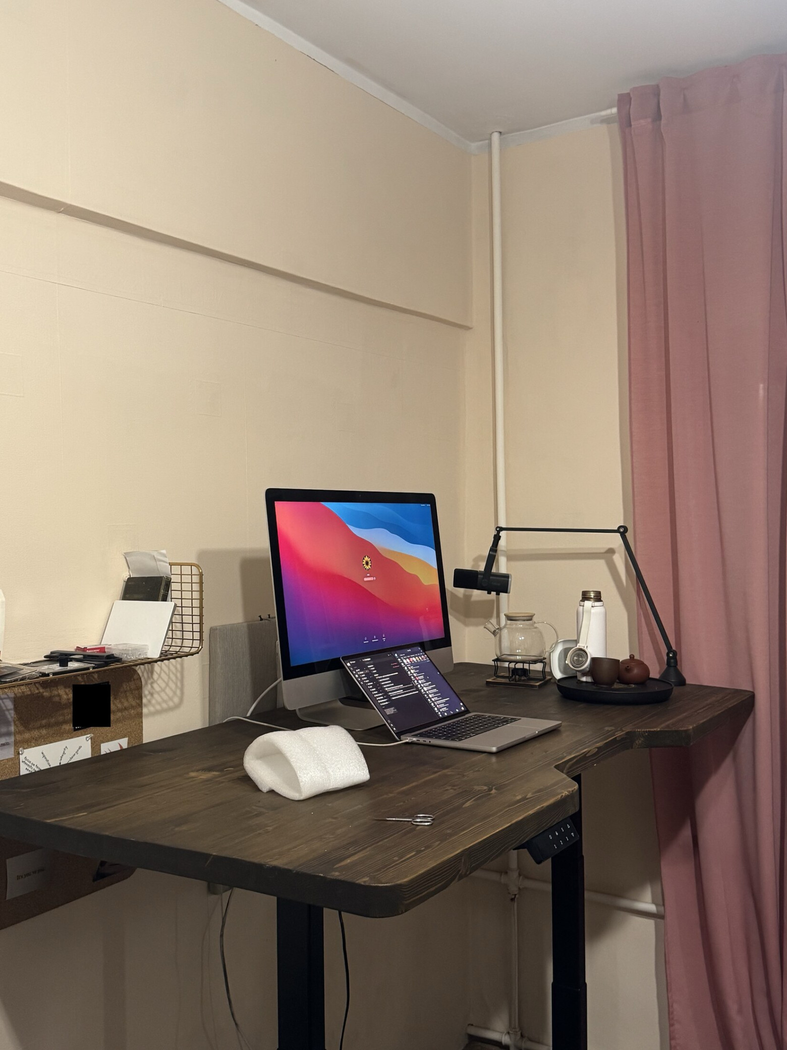 Итоговое рабочее место с переделанным iMac